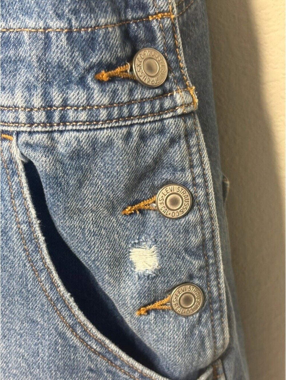 Levi's Women's Sz L Blue Denim Short-Alls Overalls (2003) - Picture 5 of 7